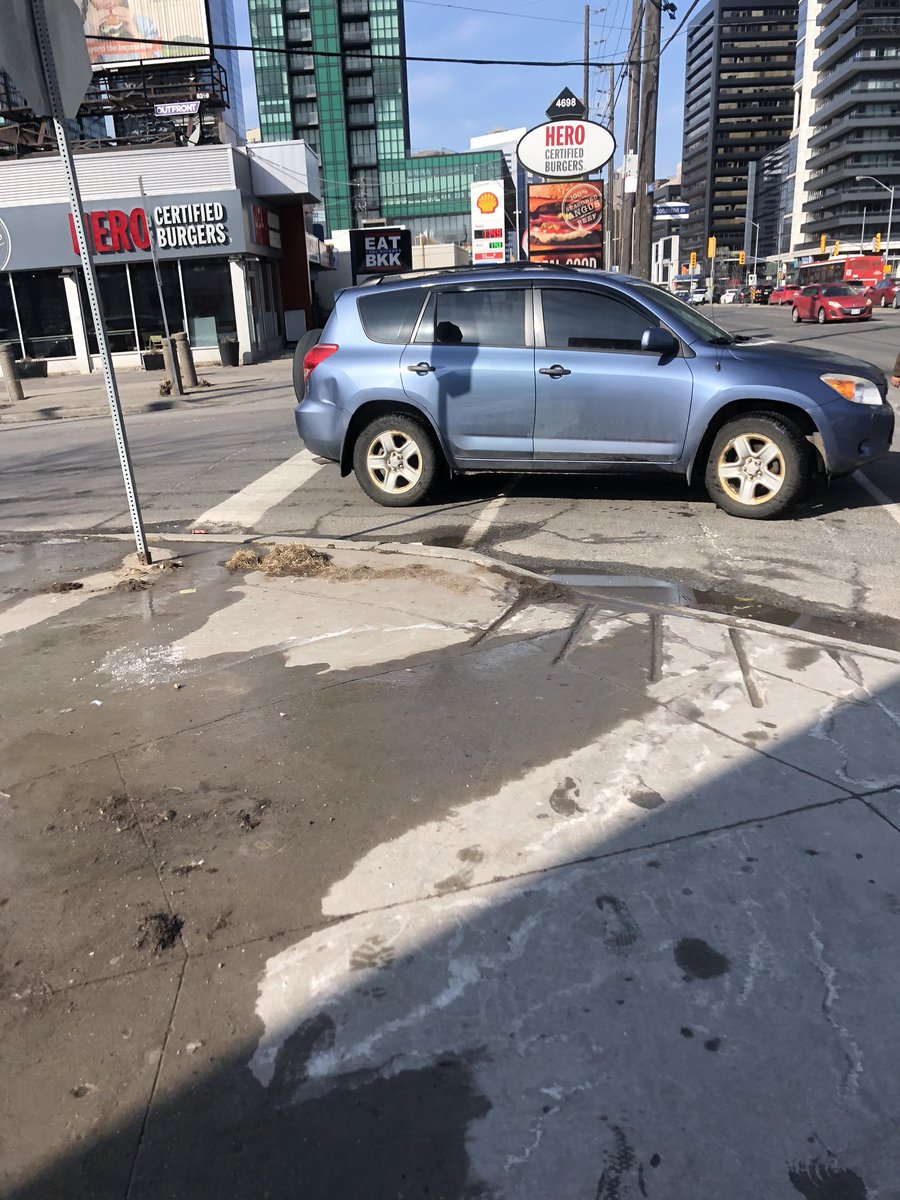 StoptionalTO's tweet image. Earlier. #Blocked #TransformYonge #stoptionalTO #walkTO