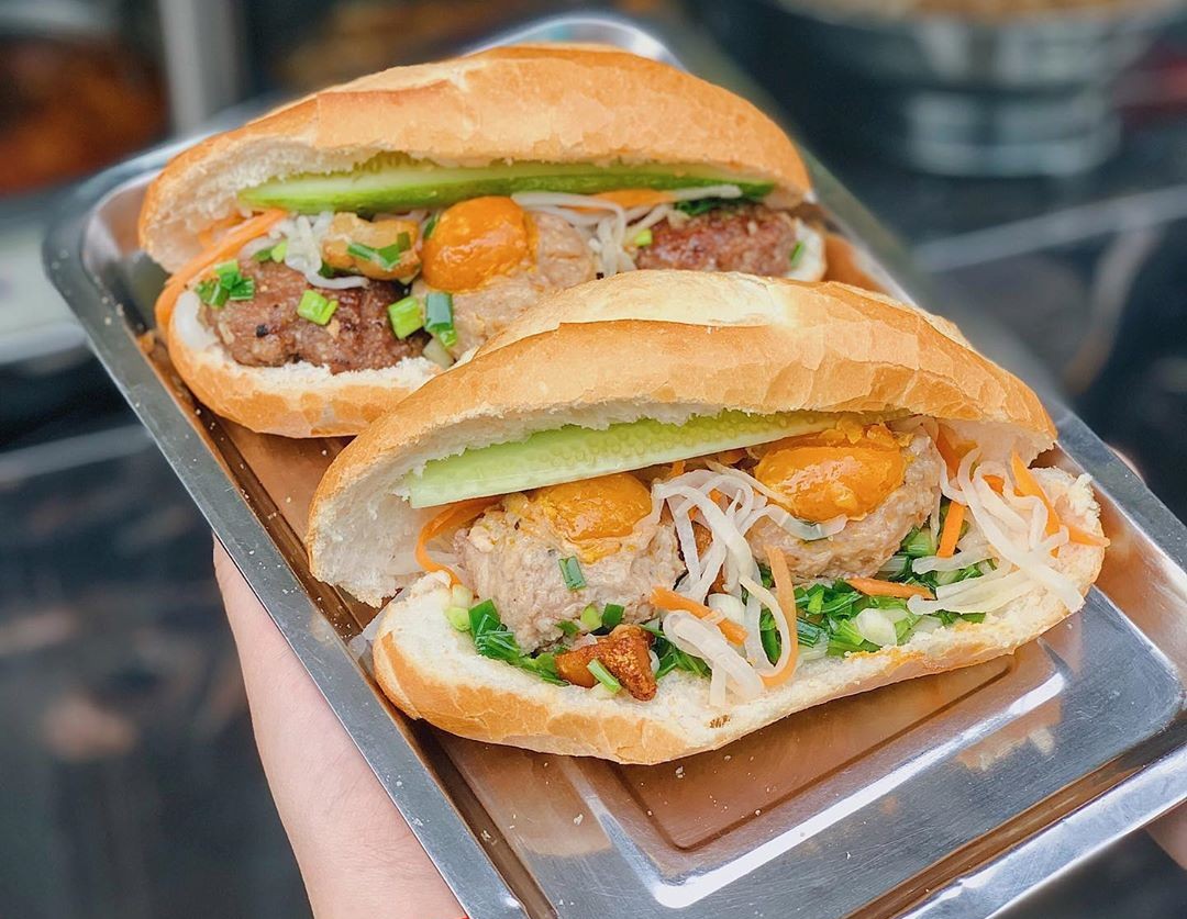 NguynTh41119904's tweet photo. Đi tránh dịch chứ đâu có phải đi hưởng tuần trăng mật đâu .Muốn ăn bánh mì hay muốn ngửi nhan #ApologizeToVietNam https://t.co/h8SIUEaY0G