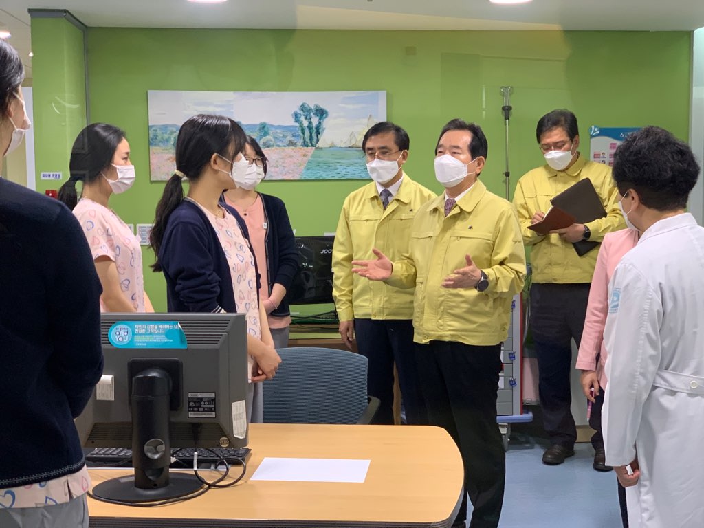 sk0926's tweet photo. 산재 재활병원인 근로복지공단 대구병원이 금요일부터 감염병 전담병원으로 기능합니다. 200병상을 새로 확보했습니다. 대구/경북에는 아직 자택격리중인 확진환자들이 많이 계십니다. 더 많은 병상 확보를 약속드리겠습니다. 병상을 제공해주신 병원 관계자들께 깊이 감사드립니다.
#힘내요_대구경북 https://t.co/AK1QXQxS83
