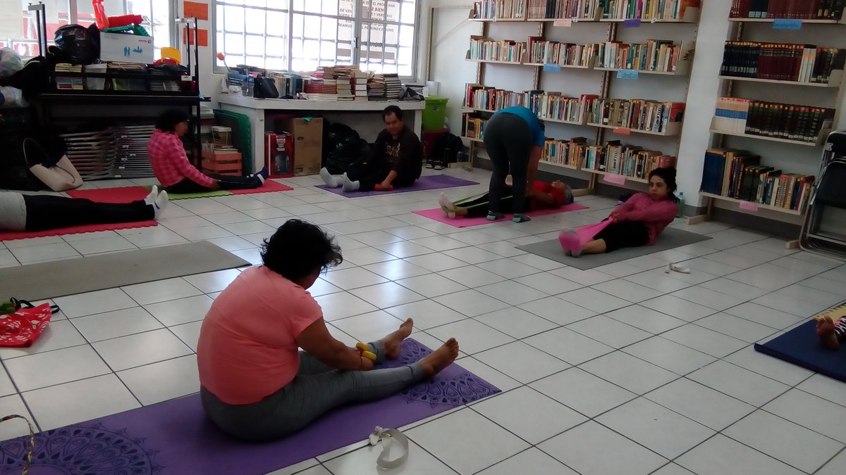 casarez_lorena's tweet photo. El día de hoy así trabajamos los talleres de Yoga, y Cosmétria y cuidado de la piel en #LaUnidadDeBienestarLaPradera
#MåsUnidosMåsSalud @GobiernoCholula @LAlbertoArriaga @engatusada @juanpablosio24 @geudieljf @casarez_lorena @MarisaHuitzil https://t.co/YSJ0Y9jYXn