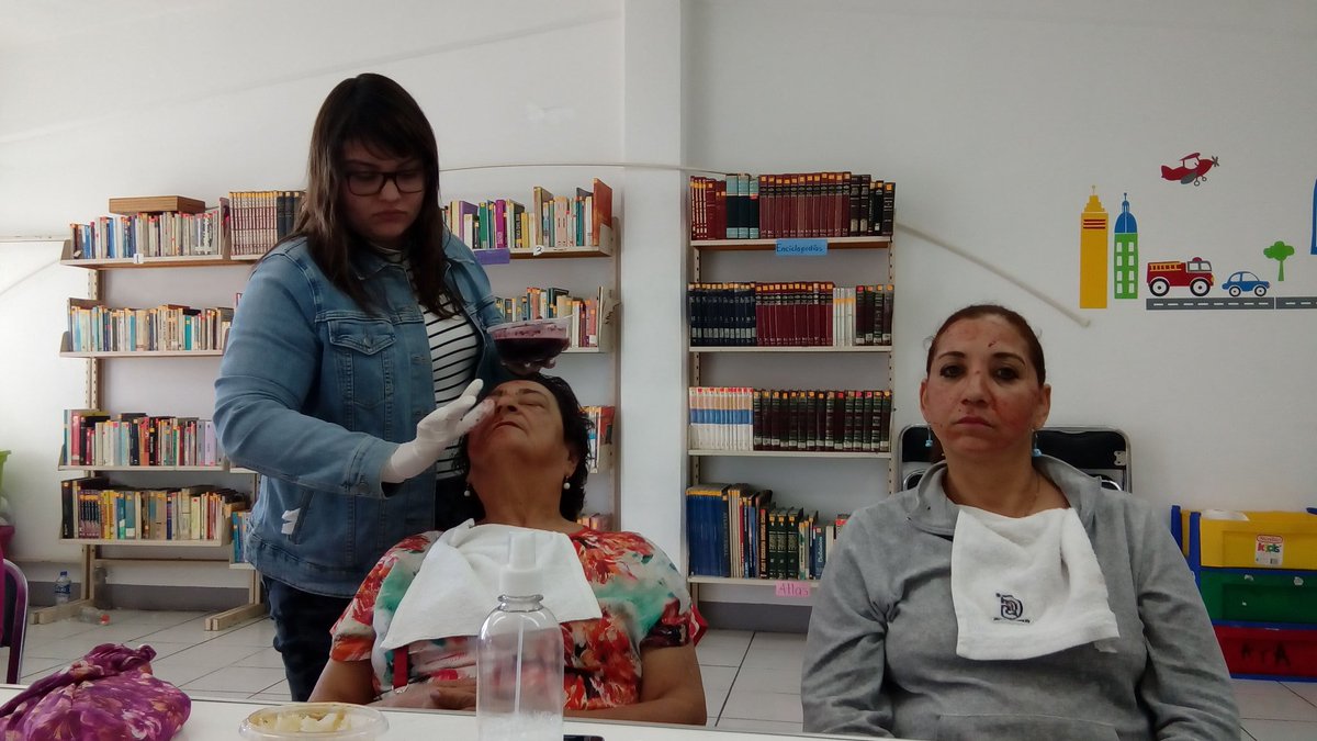 casarez_lorena's tweet photo. El día de hoy así trabajamos los talleres de Yoga, y Cosmétria y cuidado de la piel en #LaUnidadDeBienestarLaPradera
#MåsUnidosMåsSalud @GobiernoCholula @LAlbertoArriaga @engatusada @juanpablosio24 @geudieljf @casarez_lorena @MarisaHuitzil https://t.co/YSJ0Y9jYXn