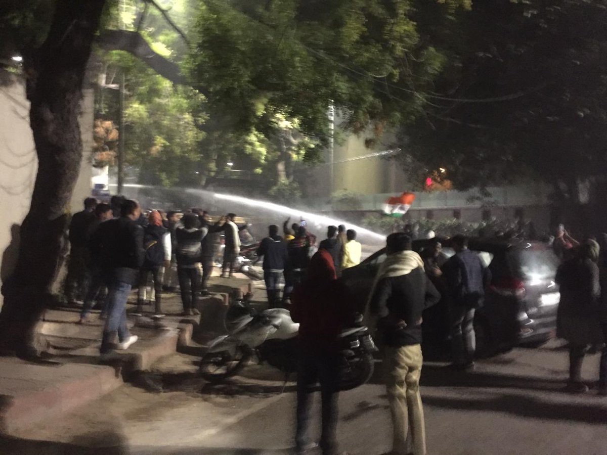 Mohammedsoban3's tweet photo. अक़्ल ये सोच के थक जाती है 
इतनी नफ़रत कहाँ से आती है !!!
😥😥
#DelhiRiots 
#DelhiBurning 
#delhivoilence https://t.co/zMamyoHYFZ