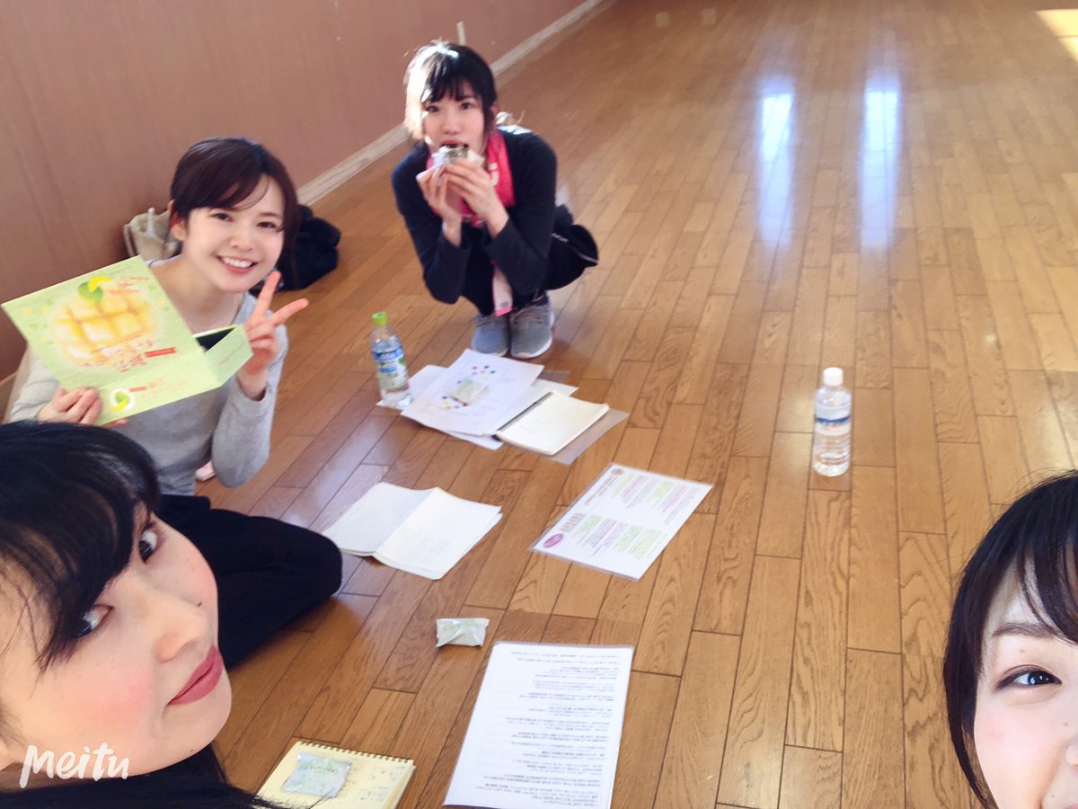 shimonchumai's tweet photo. どうも！お久しぶりの更新になってしまいました！ぼーっとしながらカップうどんを食べていたら、なぜか手づかみで食べようとしてしまったまいまいです！火傷直前！

さてみなさん、お元気でしょうか？
元気なしもんchuさんは3/8のライブに向けて先週日曜日にレッスンしてきましたよ～！💃💃🎤💃💃 https://t.co/TjJGQ8PJJ8