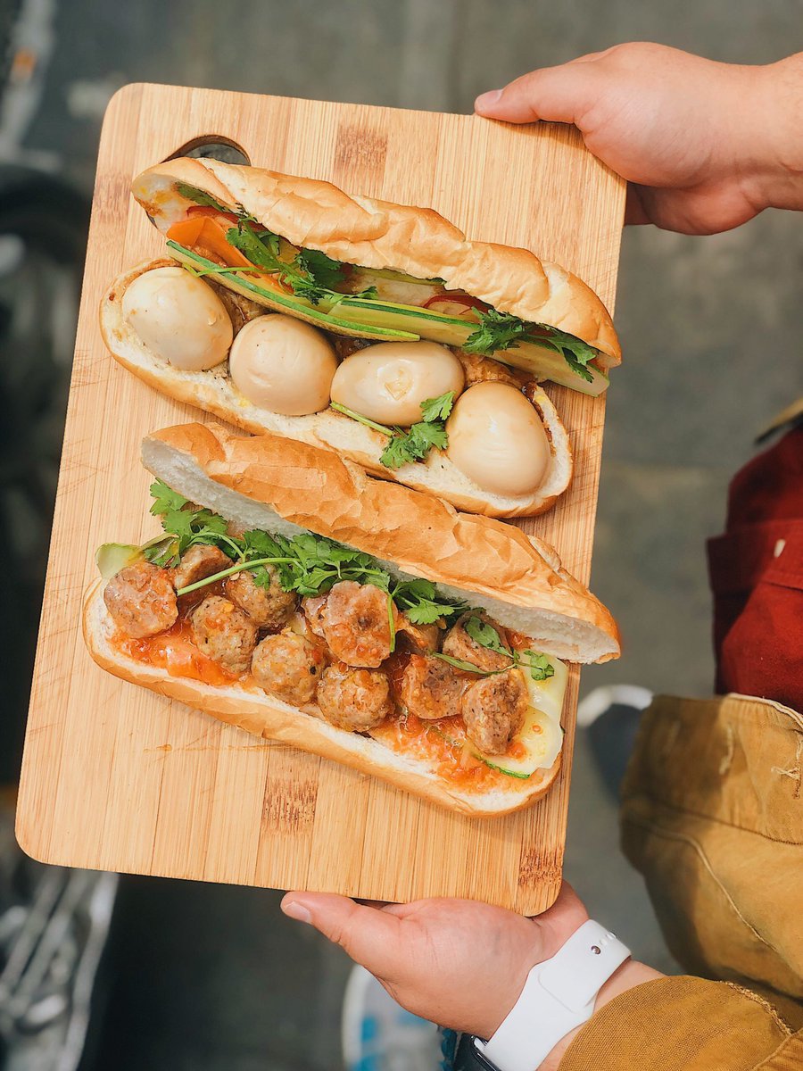 sinnerwithluv's tweet photo. 2011 - "banhmi" được thêm vào từ điển Oxford

"Bánh mì Việt Nam được gọi là 'món sandwich ngon nhất thế giới'" - 2014 D.Farley / BBC

TripAdvisor gọi “The Banh mi queen” 
(cre: TDCMBTS) 

#ApologizeToVietNam  
#표준말투와_내말투를_비교해보자 
#20KoreansStopLying https://t.co/VsoI5vRdiX
