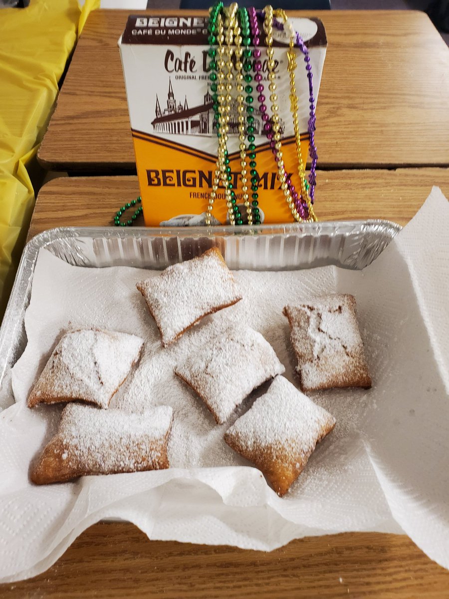 GregPattVA's tweet photo. The French Club celebrated Mardi Gras with jambalaya, red beans and rice, king cake and beignets.   Laissez les bons temps rouler!!  #FLHornets https://t.co/NEzJoynPTz