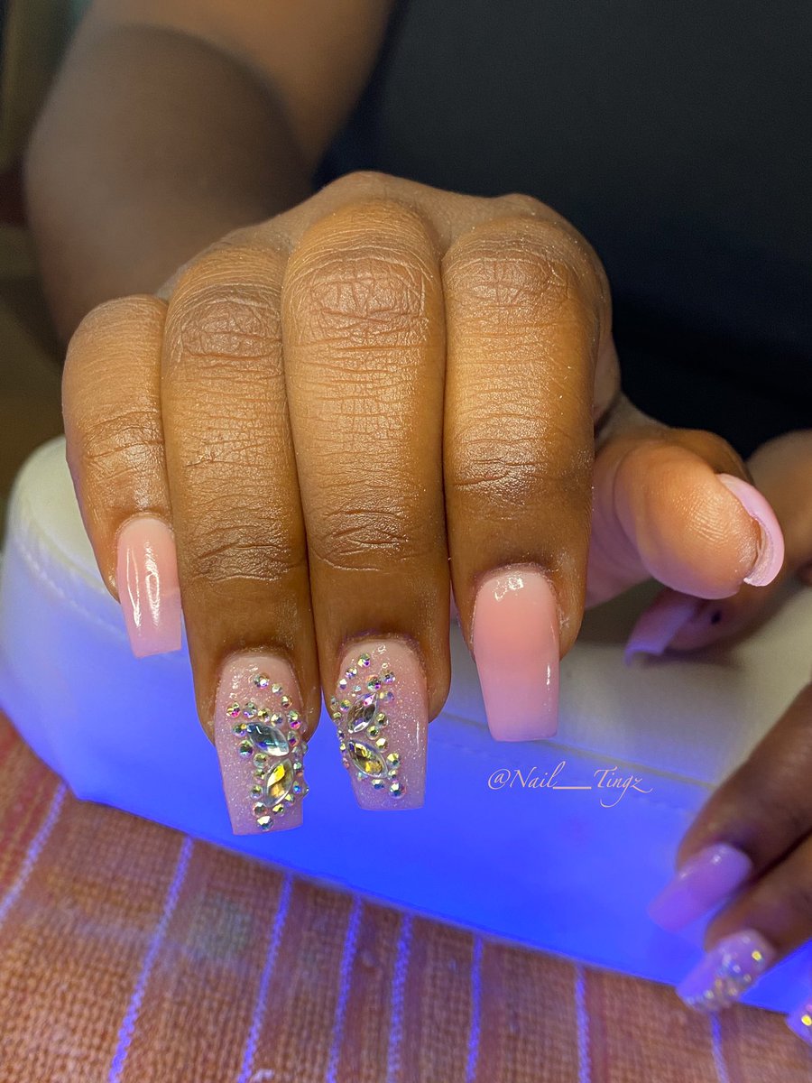 Robyndabank99's tweet photo. 🦋💓 #butterflynails #selftaughtnailtech #flnailtech https://t.co/gPu52gwCZz