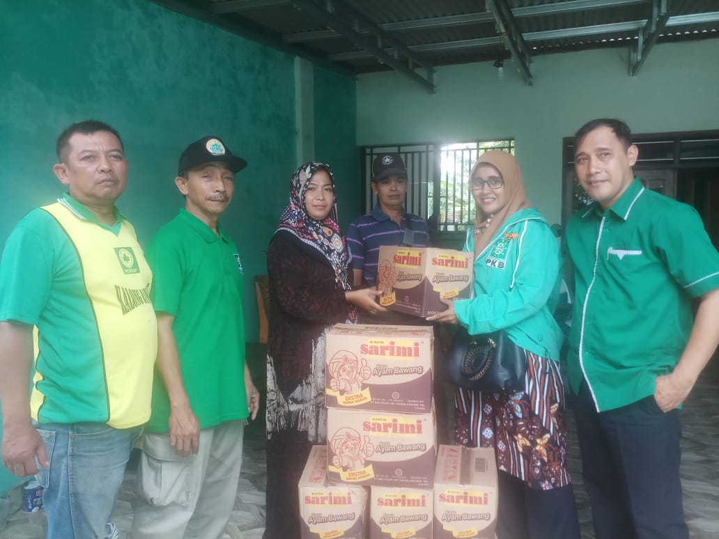 DPC PKB dan DPC Perempuan Bangsa kota Pekalongan Menyalurkan bantuan bagi warga yang terdampak Banjir di  Banyurip kebahan Pekalongan Selatan <a href="/perempuanbangsa/">Perempuan Bangsa</a> <a href="/idans70/">idans</a> <a href="/sitimukaromah72/">Erma joey</a>
