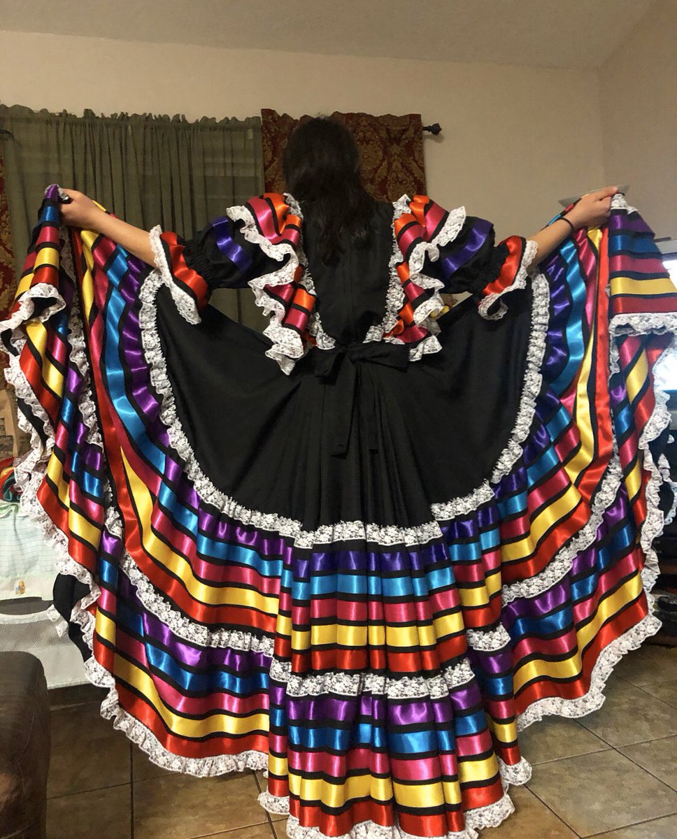 themexifry's tweet photo. A year later, my momma does it again. Probably took her 2 months total to complete from hunting down the right fabric/ribbon to measuring and cutting the pieces and sewing it all together. Keep in mind she runs 2 whole businesses 7 DAYS A WEEK. SHE MADE THIS ON HER FREE TIME. https://t.co/QAyYXSM4l5