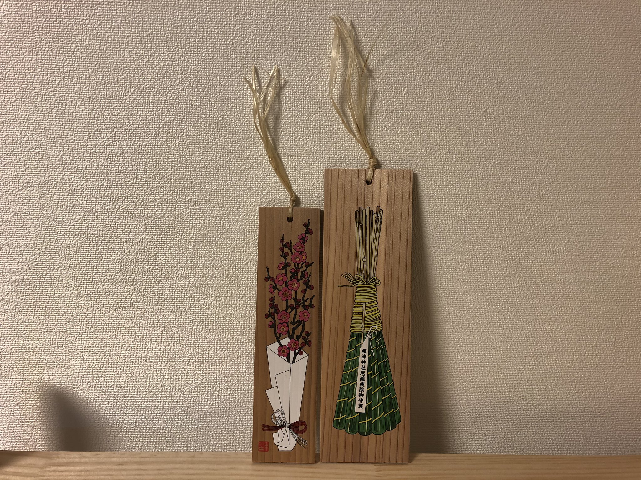 渡部剛 Watabe Go Haricography 根津神社 の授与品は干支の土鈴 身代わり守 が知られているけど 今回はじめてお参りして気になって頂いたのは 月次花御札 つきなみはなみふだ という 毎月授与 端午 重陽の節句の時期に授与される 季節の花の