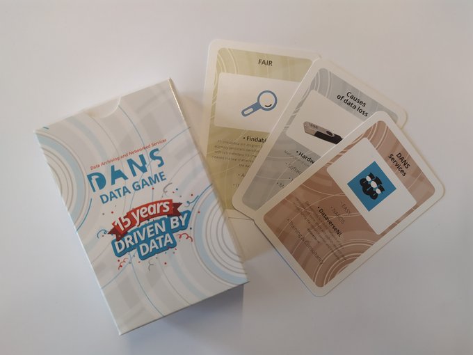 PeursenWTvan's tweet photo. Kwartetten anno 2020 met het #DANSdatagame. Dus niet meer "Mag ik van jou van de huisdieren de hond", maar "Mag ik van jou van Metadata de Dublin Core?" – "Nee, die heb ik niet, mag ik van jou van Knowledge Organisation Systems de Gazetteer"? @DANSKNAW https://t.co/EZFaDdw8Uz
