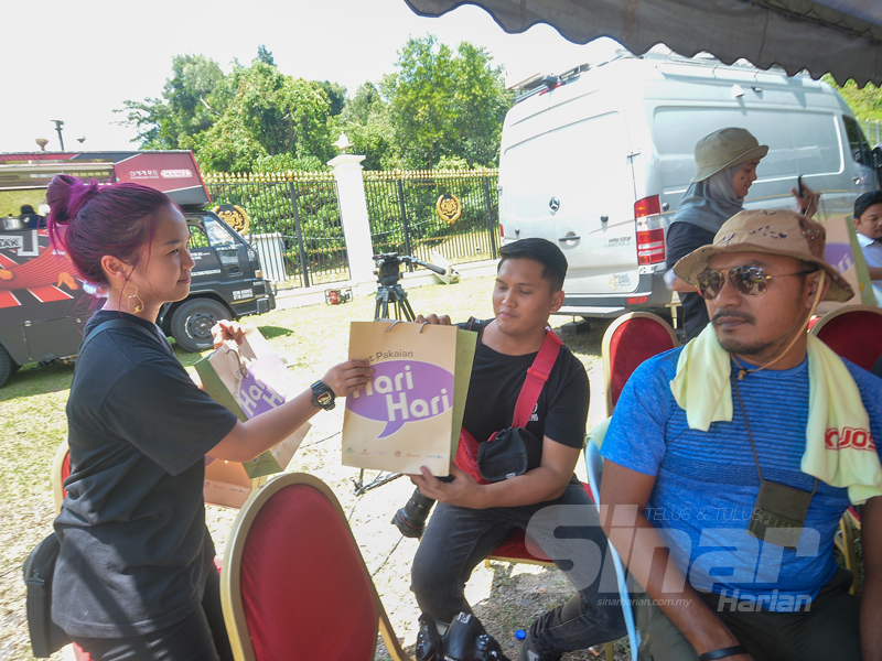 SinarOnline's tweet image. Pusat Pakaian Hari-Hari memberikan 100 goodies bag  kepada petugas-petugas media yang membuat liputan di hadapan Istana Negara, Kuala Lumpur hari ini - FOTO SHARIFUDIN ABDUL RAHIM #sinarharian
#hariharibelanja