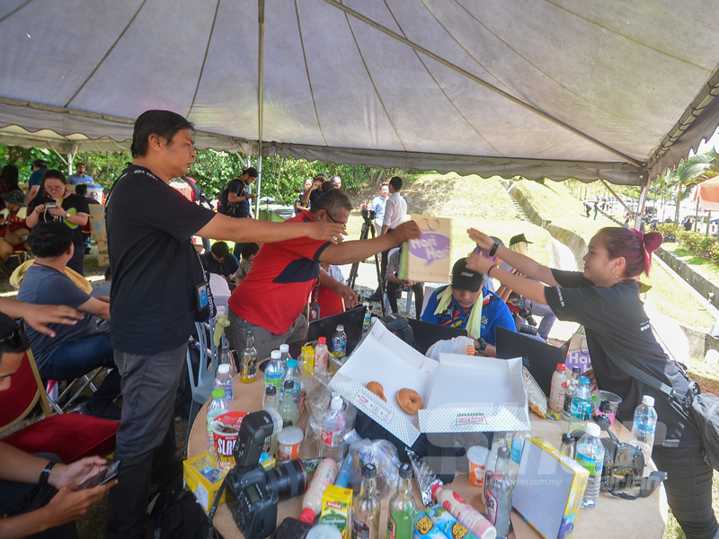 SinarOnline's tweet image. Pusat Pakaian Hari-Hari memberikan 100 goodies bag  kepada petugas-petugas media yang membuat liputan di hadapan Istana Negara, Kuala Lumpur hari ini - FOTO SHARIFUDIN ABDUL RAHIM #sinarharian
#hariharibelanja