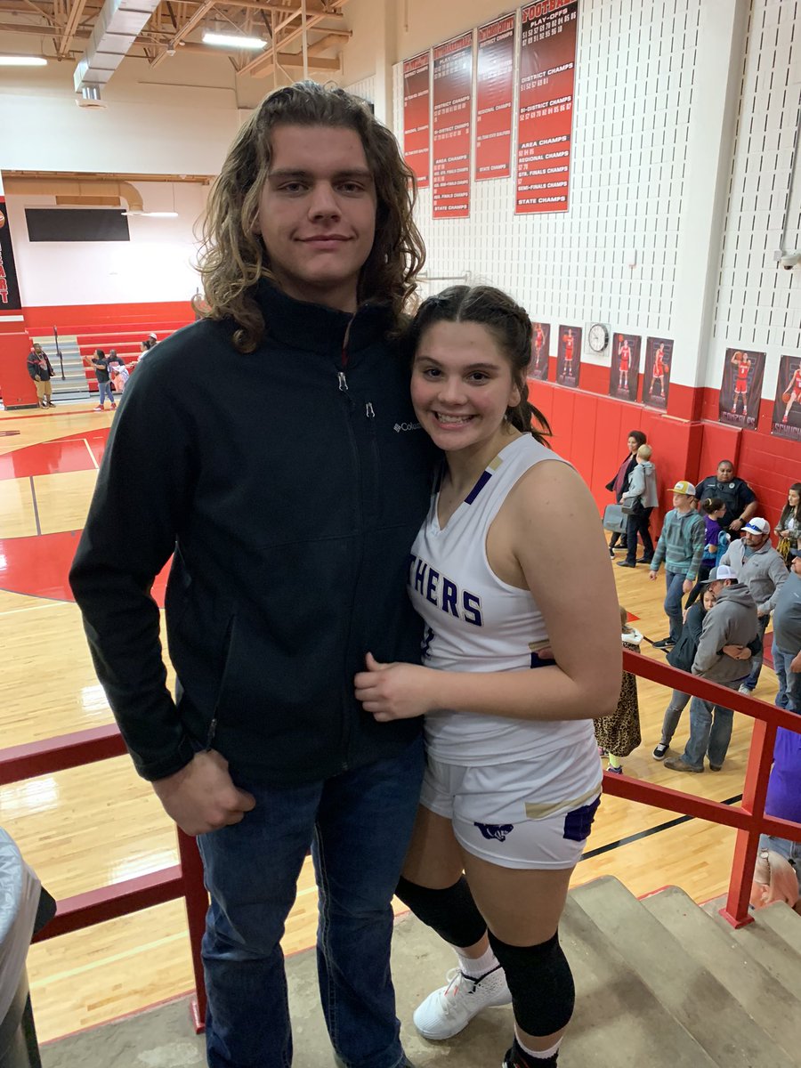 haileighortiz06's tweet photo. junior season goodbye, one hell of a ride, although it’s not the last, it was definitely the hardest goodbye, for now at least, win or lose these girls are forever family. And much love to the fam bam and my boy ❤️🥳 https://t.co/NPLjRpIq6T