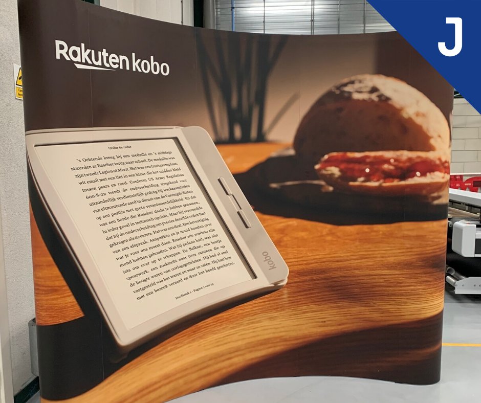 jetsign_nl's tweet photo. Stand out from the crowd! 🤩 Voor Rakuten Kobo hebben we deze mooie beurswand gemaakt. Makkelijk mee te nemen in een rolkoffer en eenvoudig op te zetten. 💪
Staat u ook op een beurs binnenkort? Jetsign regelt het van ontwerp, uitvoering t/m de montage. 
👉https://t.co/gS15u1eigr https://t.co/Tzn7QPJw77