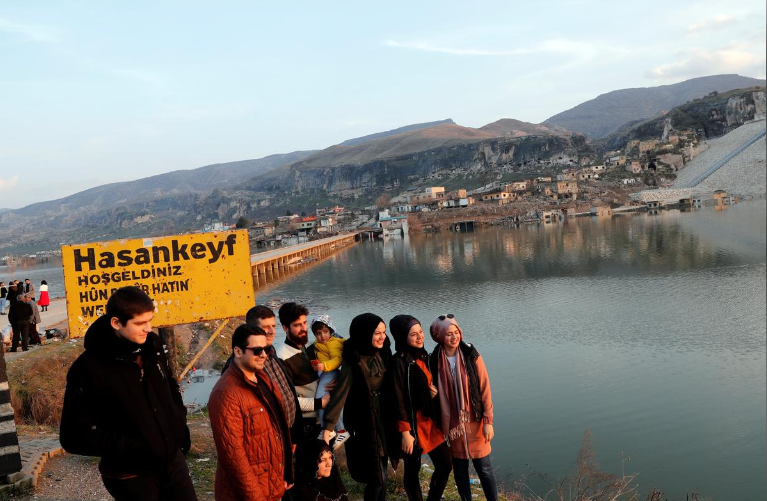 MartinGlasenapp's tweet photo. Das antike #Hasankeyf am Tigris wird geflutet. 15 cm am Tag, am Ende liegt die 12.000 Jahre Stadtfestung 15 Meter unter Wasser. 80.000 Menschen in ca. 199 Dörfern haben ihre Heimat verloren. Jetzt werden die letzten Erinnerungsfotos gemacht.
Pics: Murad Sezer/Reuters https://t.co/jRqAEOLJZL