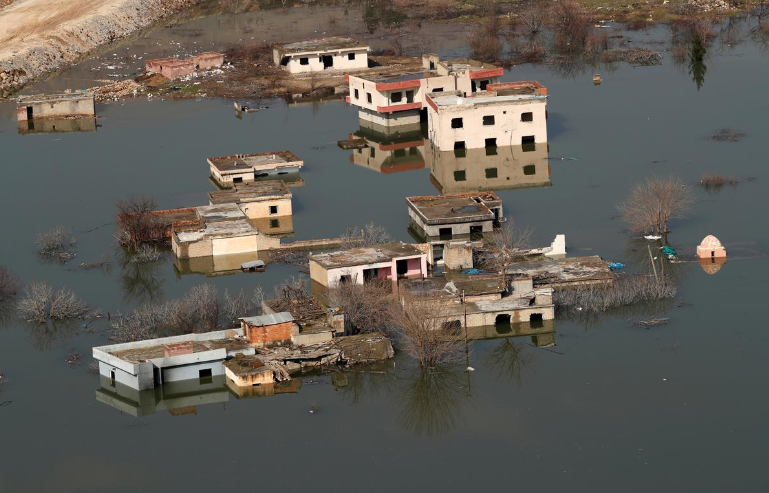MartinGlasenapp's tweet photo. Das antike #Hasankeyf am Tigris wird geflutet. 15 cm am Tag, am Ende liegt die 12.000 Jahre Stadtfestung 15 Meter unter Wasser. 80.000 Menschen in ca. 199 Dörfern haben ihre Heimat verloren. Jetzt werden die letzten Erinnerungsfotos gemacht.
Pics: Murad Sezer/Reuters https://t.co/jRqAEOLJZL