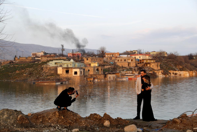 MartinGlasenapp's tweet photo. Das antike #Hasankeyf am Tigris wird geflutet. 15 cm am Tag, am Ende liegt die 12.000 Jahre Stadtfestung 15 Meter unter Wasser. 80.000 Menschen in ca. 199 Dörfern haben ihre Heimat verloren. Jetzt werden die letzten Erinnerungsfotos gemacht.
Pics: Murad Sezer/Reuters https://t.co/jRqAEOLJZL