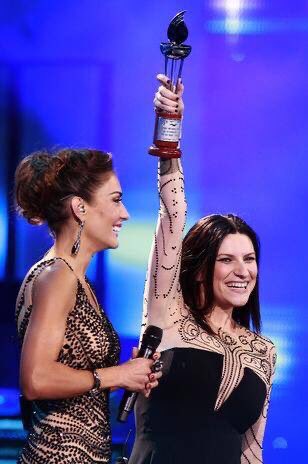 Laura Pausini Chile tweet media