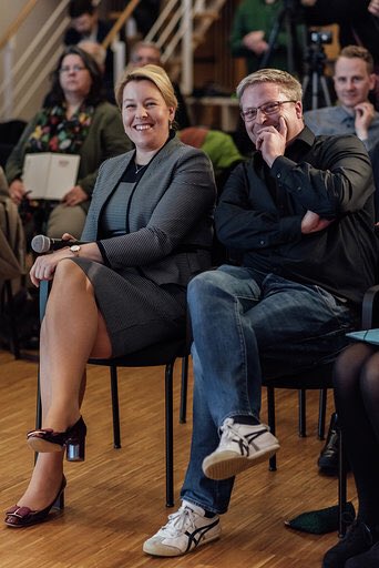 Wenn die Digitalisierung der Verwaltung großen Spaß macht: Der Kinderzuschlag #KIZdigital ist jetzt online und ein weiterer wichtiger Schritt. Well done Franziska #Giffey <a href="/BMFSFJ/">Familien-, Senioren-, Frauen- & Jugendministerium</a> und schön dass der Launch bei uns <a href="/iRightslab/">iRights.Lab</a> war. Jetzt beantragen: con.arbeitsagentur.de/prod/kiz/ui/st…