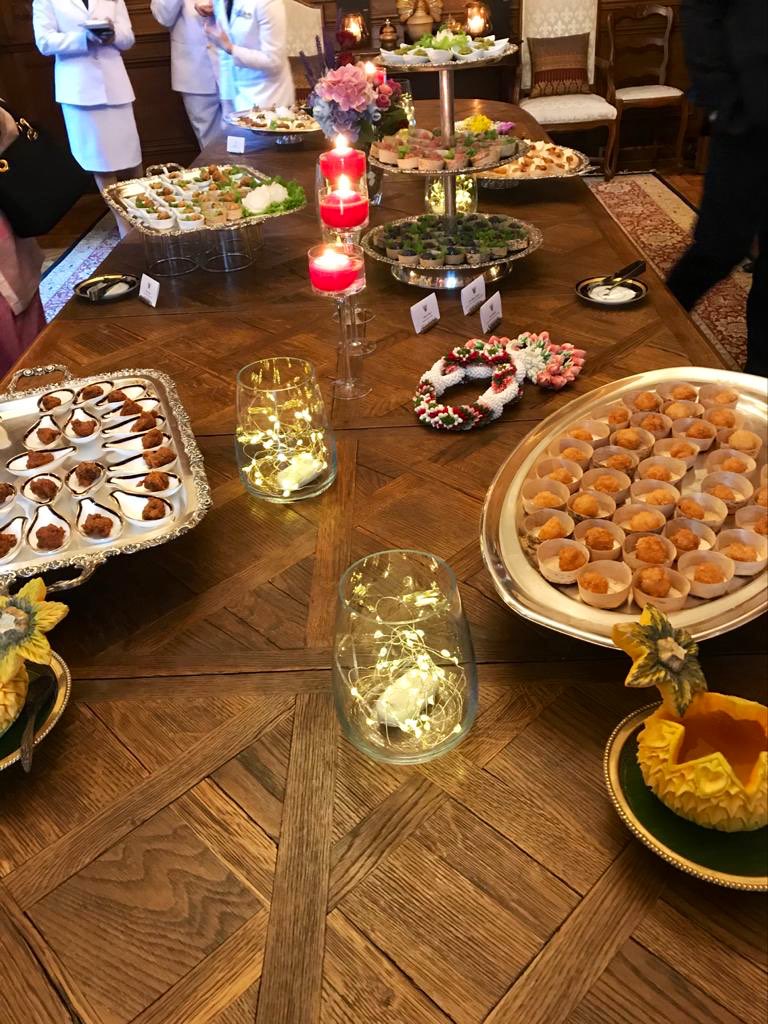 Très honoré de recevoir hier soir à #Paris une haute distinction de la main de l’#ambassadeur de #Thailande en #France, SE Sarun Charoensuwan, qui témoigne de la grande qualité de la relation bilatérale.