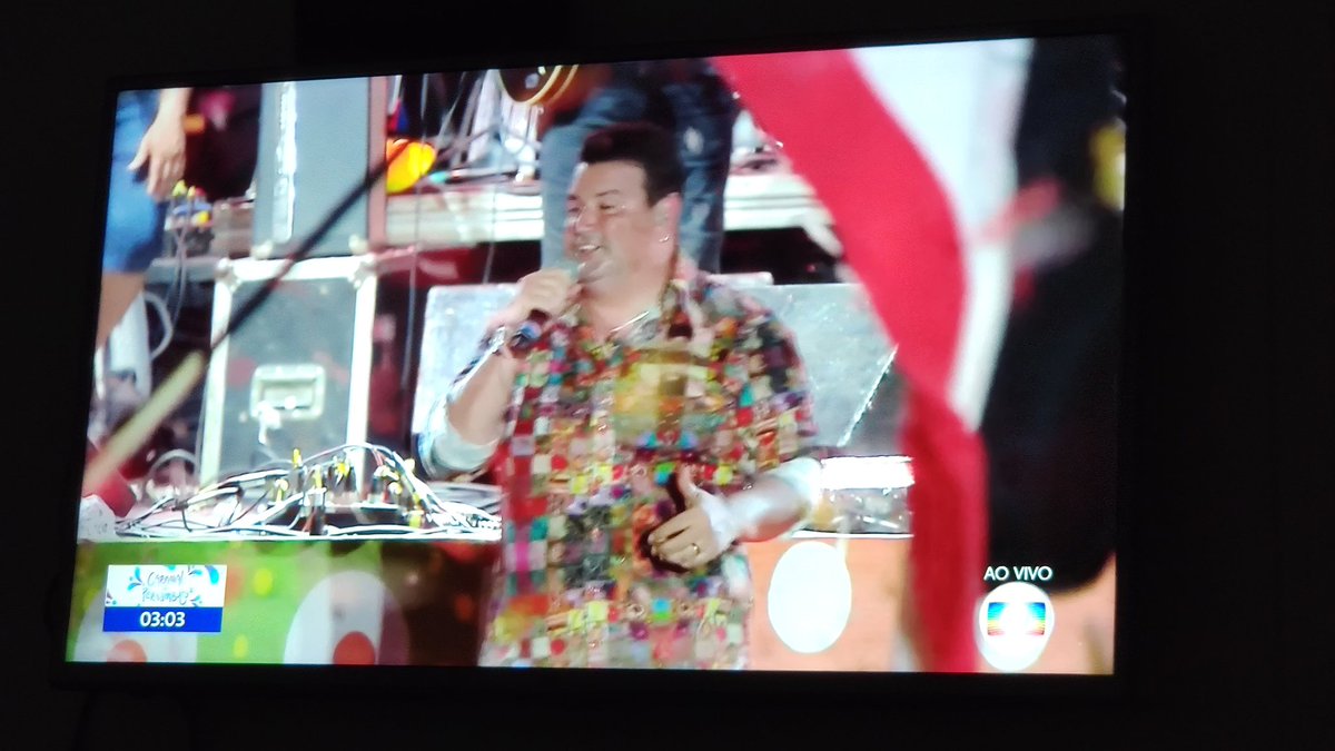 guilhermecleite's tweet photo. E no marco zero: Spok (tricolor) e André Rio (tricolor) tocando Capiba (tricolor) com a bandeira mais aparecedora em linha reta em transmissões de carnaval do planeta.
#recifedosanta #SantaCruz #Carnaval2020 #CarnavalRecife https://t.co/nd9mmHPsaa