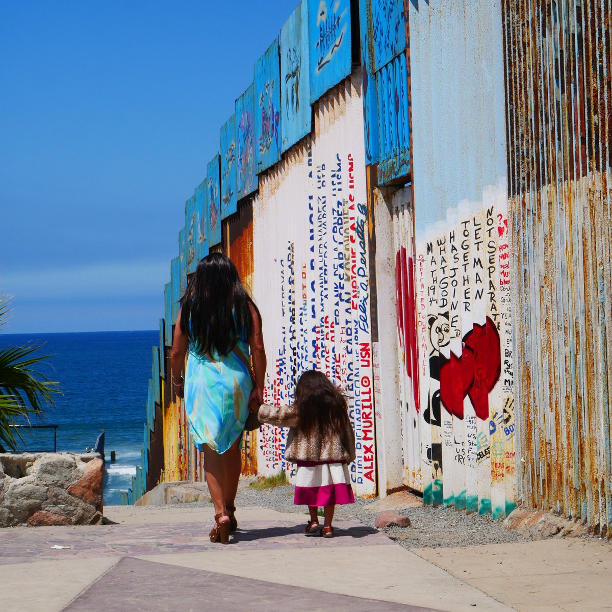 村山祐介 米国に向かう移民を描いた新刊 エクソダス 発売 国境の壁沿いを歩く母子 向こうには太平洋が広がる １７年８月 メキシコ ティフアナ 壁 移民 トランプ アメリカ メキシコ 難民 国境 壁を越える移民 トランプの壁 Wall Migrants