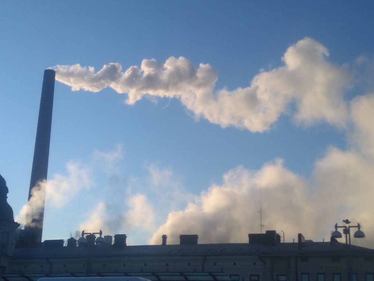 IHumaloja's tweet photo. Pakkasta #Tampere aamussa. Takon kartonkitehdas hereillä Tammerkosken rannalla. https://t.co/fuXTg7GFcq