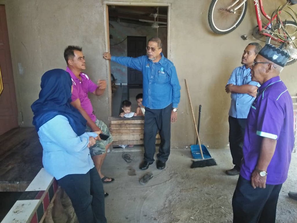 LKIMGANU's tweet photo. Lawatan cakna Pengarah LKIM Terengganu bersama Timbalan Pengarah I serta Pengerusi dan Pgurus Besar PNK Kijal ke rumah ahli dan nelayan PNK Kijal yang terkena gigitan obor obor biru ketika menangkap ikan di laut..moga cepat sembuh dan dapat ke laut mencari rezeki semula @LKIMHQ https://t.co/0ewKm3yUZP