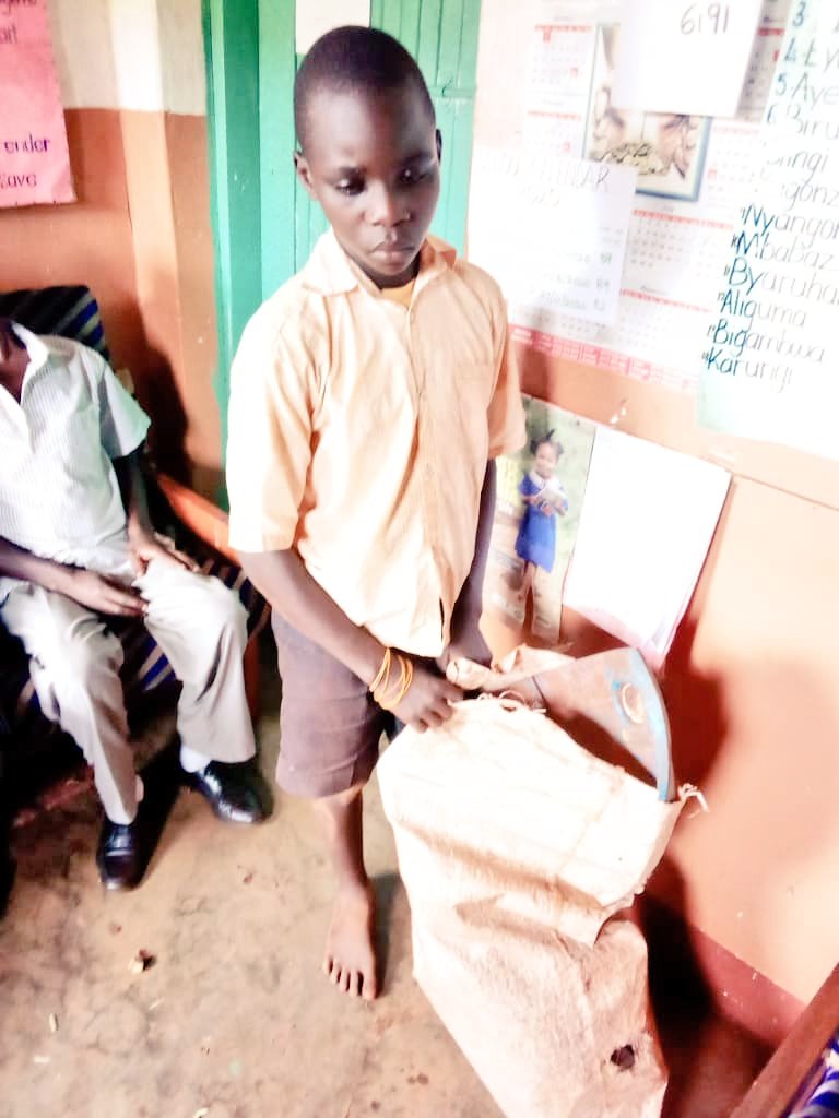 RdpUganda's tweet image. SO SAD SEEING PUPILS CARRYING SCARP BAGS INSTEAD OF BOOKS: Pupils of KISABAGWA P/S IN HOIMA DISTRICT report to school with scrap for sale. Today the dealer was arrest by Community Monitoring Group #CMGs under #DRDIP @IGGUganda @WorldBank @OPMUganda @equalitynow_ug
