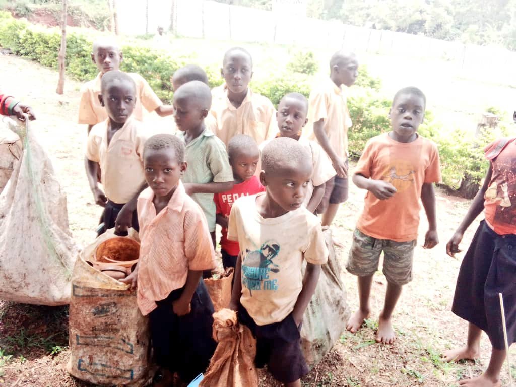RdpUganda's tweet image. SO SAD SEEING PUPILS CARRYING SCARP BAGS INSTEAD OF BOOKS: Pupils of KISABAGWA P/S IN HOIMA DISTRICT report to school with scrap for sale. Today the dealer was arrest by Community Monitoring Group #CMGs under #DRDIP @IGGUganda @WorldBank @OPMUganda @equalitynow_ug