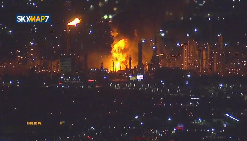 #LIVE Report on Carson refinery blaze coming up now on ABC7 Eyewitness News abc7.com/watch/23340/