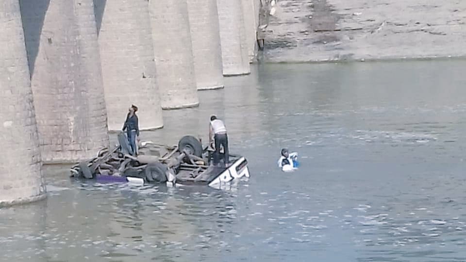 AmitSaraswat4's tweet photo. #Rajasthan: 25 People dead after A Bus Falls into Mej River near Lakheri, Bundi. all were going to attend marriage in Sawai Madhopur. all were live in Dadabadi, Kota. May God bless the departed soul and heal the injured soon.
#mejriver #Bus #Bundi #accidente #India https://t.co/dKCPh5t2qb