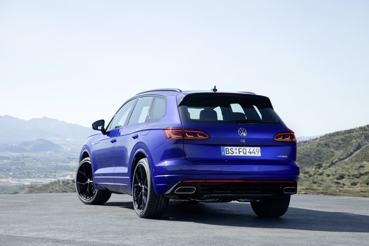 VW_AldautoMotor's tweet photo. Nuevo Volkswagen Touareg "R" con 462 Cv (340 Kw) y 700 Nm de par.
Representa una perfecta simbiosis entre alto rendimiento y eficiencia eléctrica. Con "Travel Assist" que proporciona una conducción asistida hasta 250 Km/h.
.
.
.
.
.
#touareg #TouaregR #volkswagen #aldauto https://t.co/FajcsnDfIK