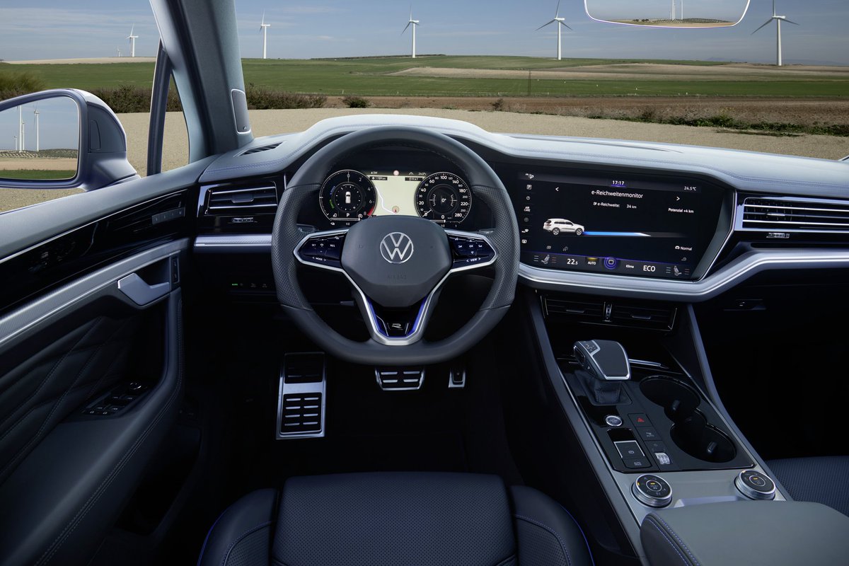VW_AldautoMotor's tweet photo. Nuevo Volkswagen Touareg "R" con 462 Cv (340 Kw) y 700 Nm de par.
Representa una perfecta simbiosis entre alto rendimiento y eficiencia eléctrica. Con "Travel Assist" que proporciona una conducción asistida hasta 250 Km/h.
.
.
.
.
.
#touareg #TouaregR #volkswagen #aldauto https://t.co/FajcsnDfIK