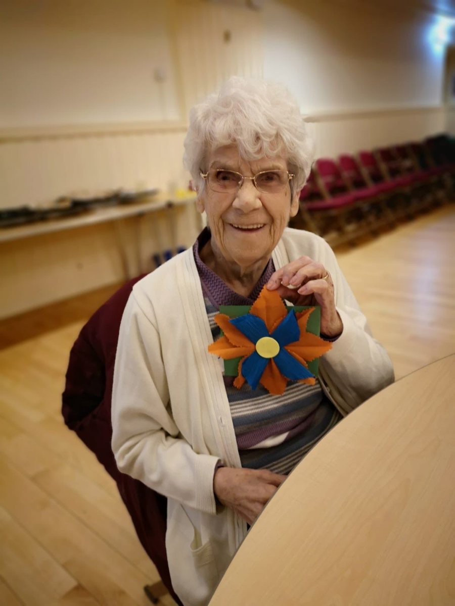 HolmesCareGroup's tweet photo. Our friends at @HoldsBelt utilized their creative skills yesterday at @AirdrieTownHall for Memory Spinners with @ScottishOpera. What beautiful flowers and even more beautiful smiles! @scottishcare @Artsincarehomes @SSSCnews #artsandcrafts #memoryspinners @CathyTogneri @alzscot https://t.co/1tzjrTRW0A