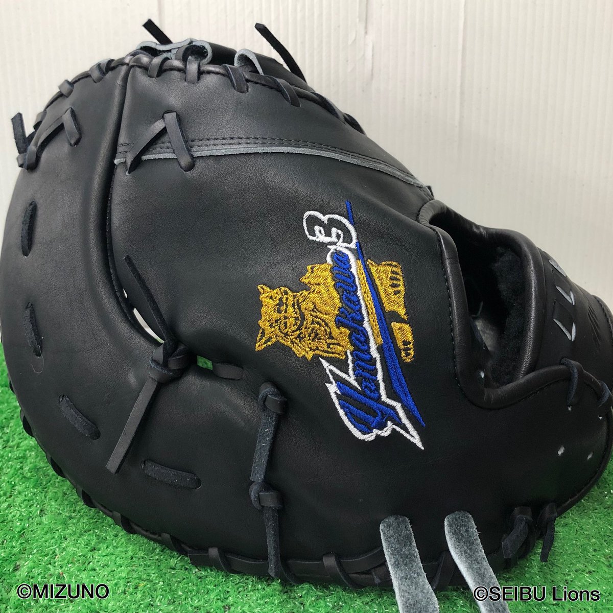 山川穂高 選手用ミット／ 沖縄の守り神シーサーがポイント。 ミットは