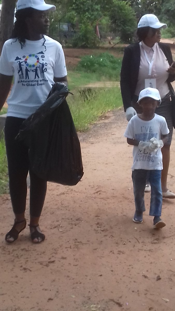 MAYOZimbabwe's tweet photo. Zim youths being the change they want to see...
#ACleanVicFalls
#ACleanZimbabwe
#ClimateChange #ARFSD2020 
@yptcampaign @NAYOZimbabwe @ElevateTrust @ActionAidZim @unescoROSA @MaimbaMapuranga @abbiemavura @CarolineShumba5 @happpinessrutend @YetTrust @AfricansRising https://t.co/puKILW2pl4