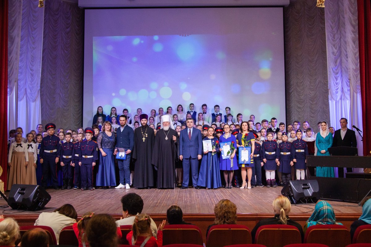 25 февраля в ДПЦ "Кириллица" состоялось пленарное заседание форума «Великая Победа: наследие и наследники». В завершение пленарного заседания гостям был показан концерт, в котором приняли участие воспитанники Некоммерческого Фонда «Детский епархиальный образовательный центр».