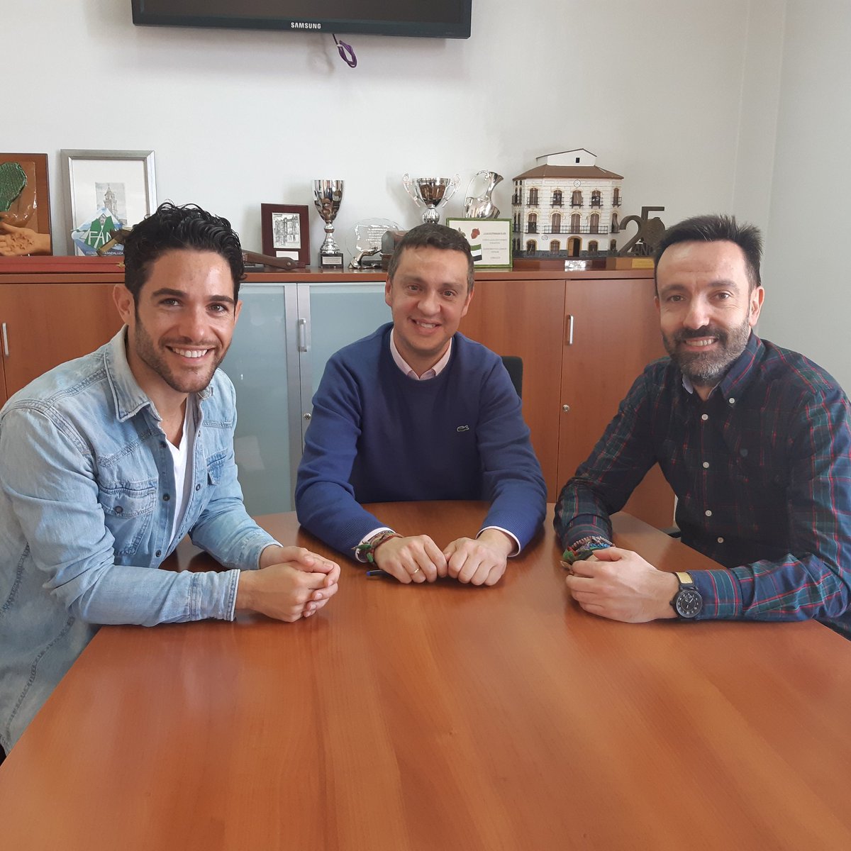 Ayuntamiento de Huelma (@aytohuelma) on Twitter photo Encuentro en el Ayuntamiento con el bailaor con ascendencia huelmense <a href="/barajasagustin/">Agustin Barajas</a> 🕺
¡Os iremos informando de los proyectos que realizaremos con el en nuestro municipio!
#AyuntamientodeHuelma #AytoHuelma #Huelma #cultura Encuentro en el Ayuntamiento con el bailaor con ascendencia huelmense <a href="/barajasagustin/">Agustin Barajas</a> 🕺
¡Os iremos informando de los proyectos que realizaremos con el en nuestro municipio!
#AyuntamientodeHuelma #AytoHuelma #Huelma #cultura