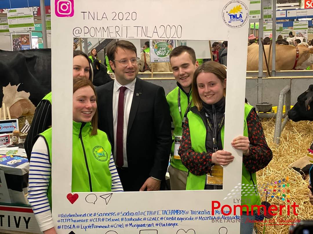 LyceePommerit's tweet photo. @LoigCG Loïg Chesnais-Girard, président @regionbretagne, est venu à la rencontre de l'équipe @2020Tnla du @LyceePommerit. Délégation qui participe au #SalonAgriculture2020  #SIA2020 pour le Trophée des Lycées avec la vache Niagara 🐄 @CneapEc @agriculteursBzh #agriculture https://t.co/tAZYD05YHy