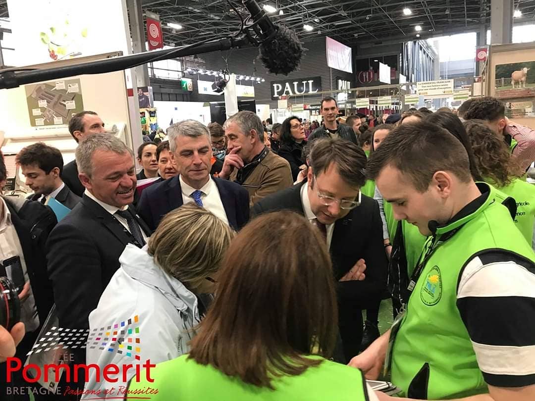 LyceePommerit's tweet photo. @LoigCG Loïg Chesnais-Girard, président @regionbretagne, est venu à la rencontre de l'équipe @2020Tnla du @LyceePommerit. Délégation qui participe au #SalonAgriculture2020  #SIA2020 pour le Trophée des Lycées avec la vache Niagara 🐄 @CneapEc @agriculteursBzh #agriculture https://t.co/tAZYD05YHy
