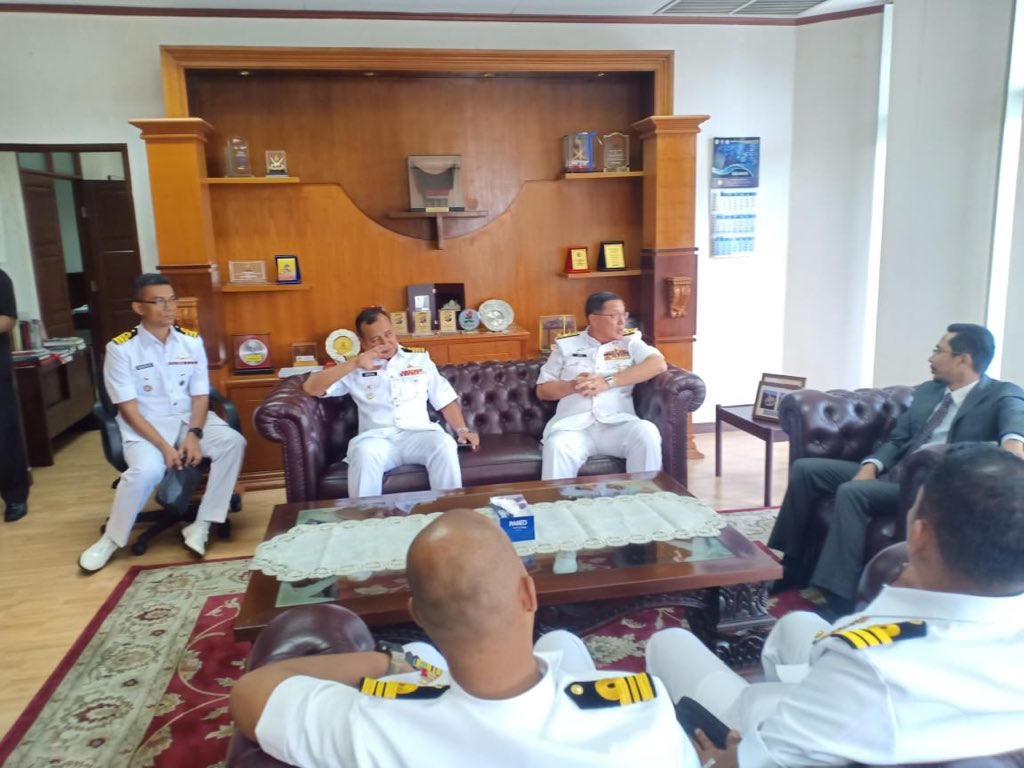MYCGMedan's tweet photo. Kunjungan Panglima Armada Barat Laksamana Madya Dato' Aris Adi Tan bin Abdullah ke atas Konsulat Jeneral Malaysia Medan pada 26 Feb 20 dengan disambut oleh Konsul Jeneral Tuan Aiyup bin Omar dan Warga. https://t.co/LErsXnVZf2