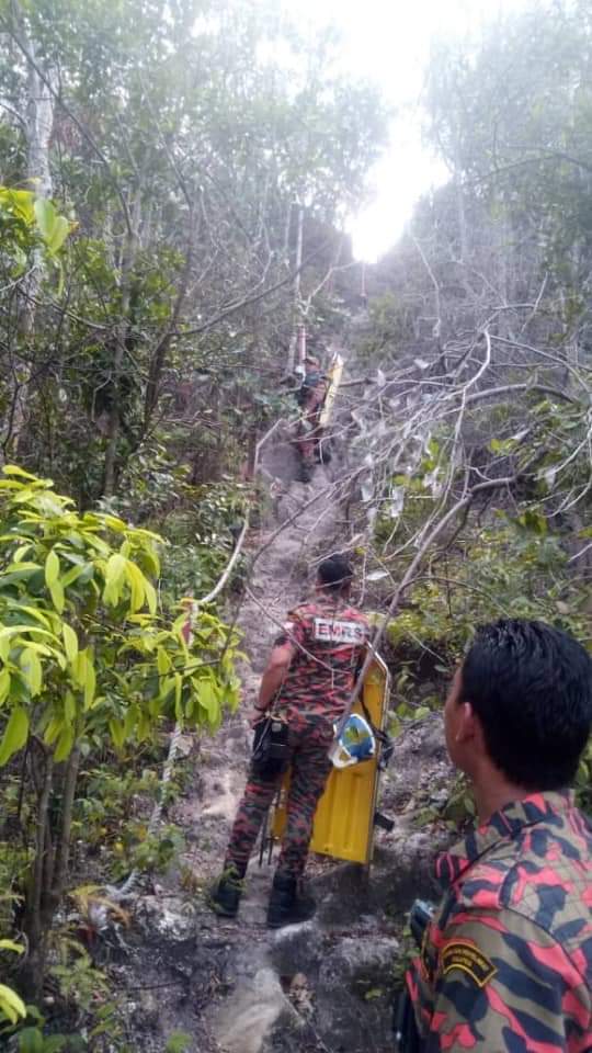 AfiezyAzaman's tweet photo. Seorang lelaki warga Perancis dikhuatiri maut selepas terjatuh ke dalam gaung ketika melakukan aktiviti mendaki di Bukit Tabur, Selangor. @501Awani

Keadaan bukit yang curam &amp; gelap menyukarkan proses menyelamat yang sedang dilaksanakan. 

Gambar : JBPM Wangsa Maju https://t.co/7zmWeN7KyJ