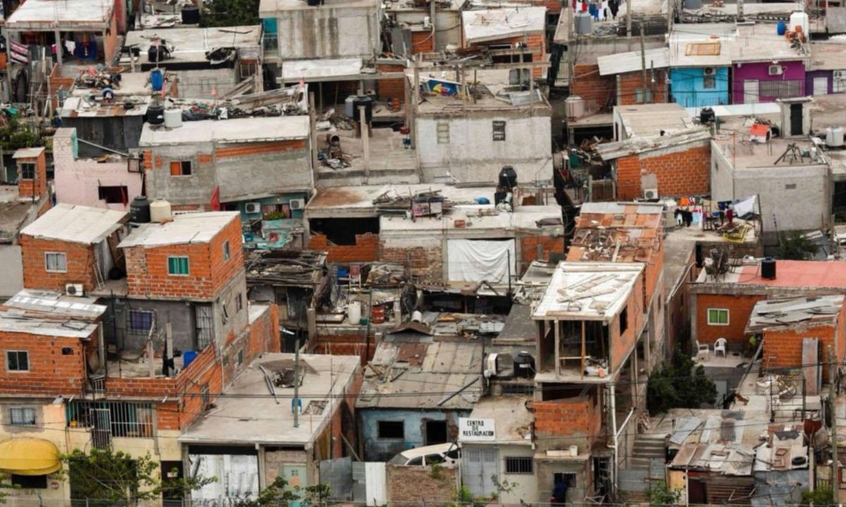 Letra_P's tweet photo. #InformeUCA | La pobreza llegó al 37,5% en el último año del gobierno de Macri https://t.co/NidiuzGBNy https://t.co/AEkIsSwnyI
