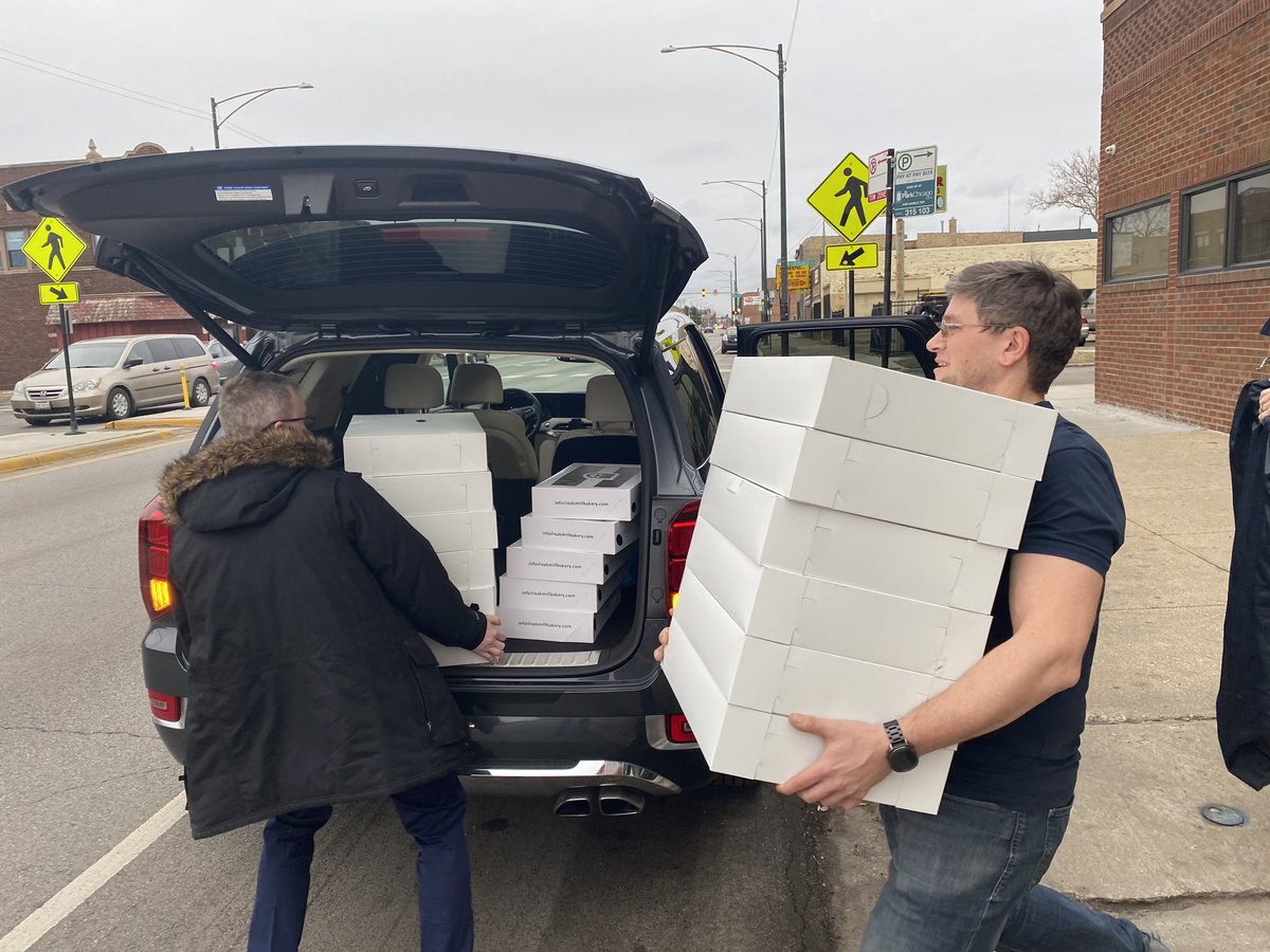 robertmartwick's tweet photo. .@paachicago22, a social services agency, hosts a fundraiser every year on #PączkiDay. Thanks to some volunteers, I was able to continue my tradition of sharing our Polish culture by bringing 25 dozen of these traditional treats to the #ILCapitol in #Springfield #FatTuesday https://t.co/zNYTq4V6hW
