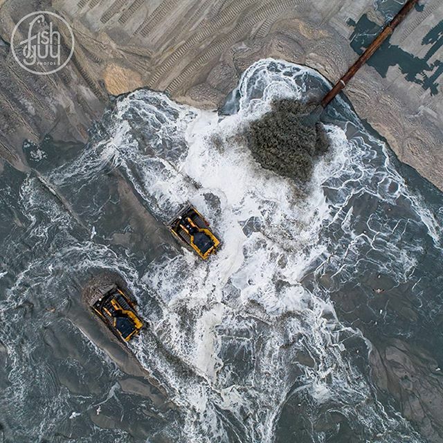 fishguyphotos's tweet photo. I wonder how long that heavy equipment lasts after working in saltwater??? 🤔
.
.
.
#heavyequipment #bulldozer #beach #beachreplenishment #beacherosion #thebowl #shinnecockinlet #hamptonbays #hamptons #duneroad #dronephotography #fishguyphotos https://t.co/k1k3qDvpTu https://t.co/jAqS0SW36v