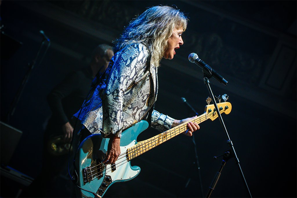 musicwebcz's tweet photo. The lady with the bass! #SuziQuatro #Lucerna 

➡️https://t.co/mFboocaxtc⬅️ https://t.co/1vqdpcuuUV