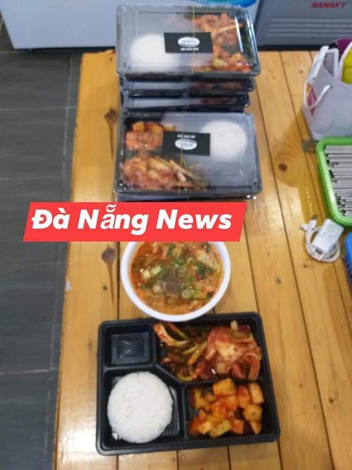 ComradeH2's tweet photo. Another lie? Please, these food given to #Korean tourists did NOT come from the Korean Consulate (which is in HCMC, not Da Nang) or any Korean group. It's from our Da Nang authority. 
#Vietnam 
#KoreansStopLying 
#ApologizeToVietNam 
#Vietnamdidwell https://t.co/7q7jHH2iBQ