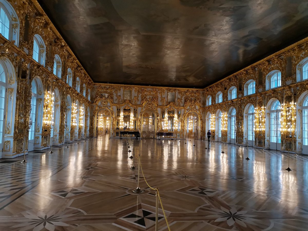 guidepiter's tweet photo. C'est la plus grande salle du palais de Catherine. Elle a une supérficie de 860m2. On a utilisé plus de 9kg d'or pour le décor de la salle. #saintpetersbourg #palaisdecatherine #guideasaintpetersbourg #visiteguidée #guidelocal #anrishatours #lasalledoré https://t.co/dtCafSwtO7