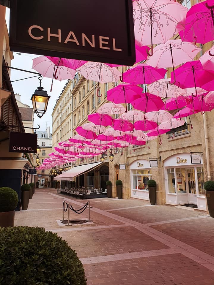 Un superbe ciel de parapluies roses au Village Royal au 25 rue Royale à Paris (jusqu'au 3 mai 2020)

#UmbrellaSky #VillageRoyal #cielparapluies